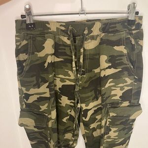 Tight fitting but stretchy cargo pants with cuffs on the ankles💚